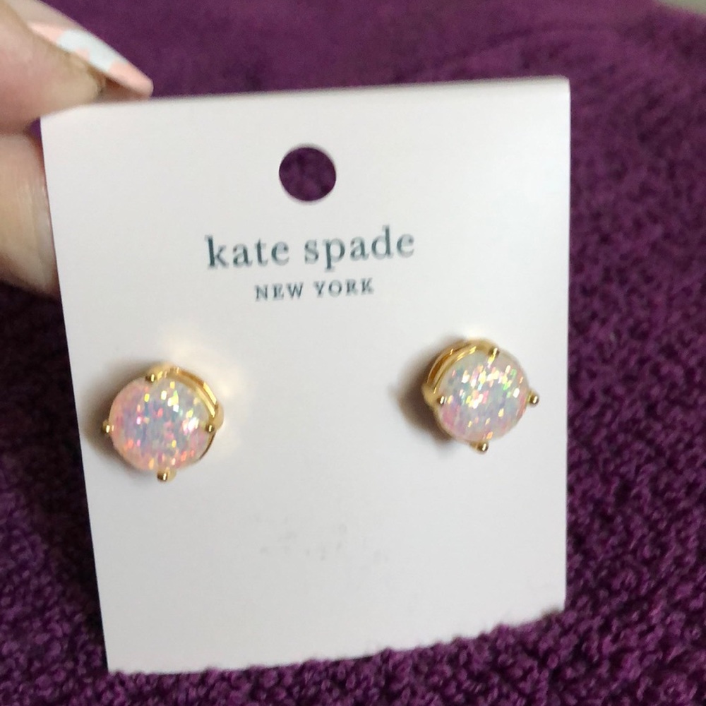 NWT KATE SPADE OPAL/GLITTER ROUND STONE EARRINGS WITH FOUR GOLD-TONE PRONGS.🌼
